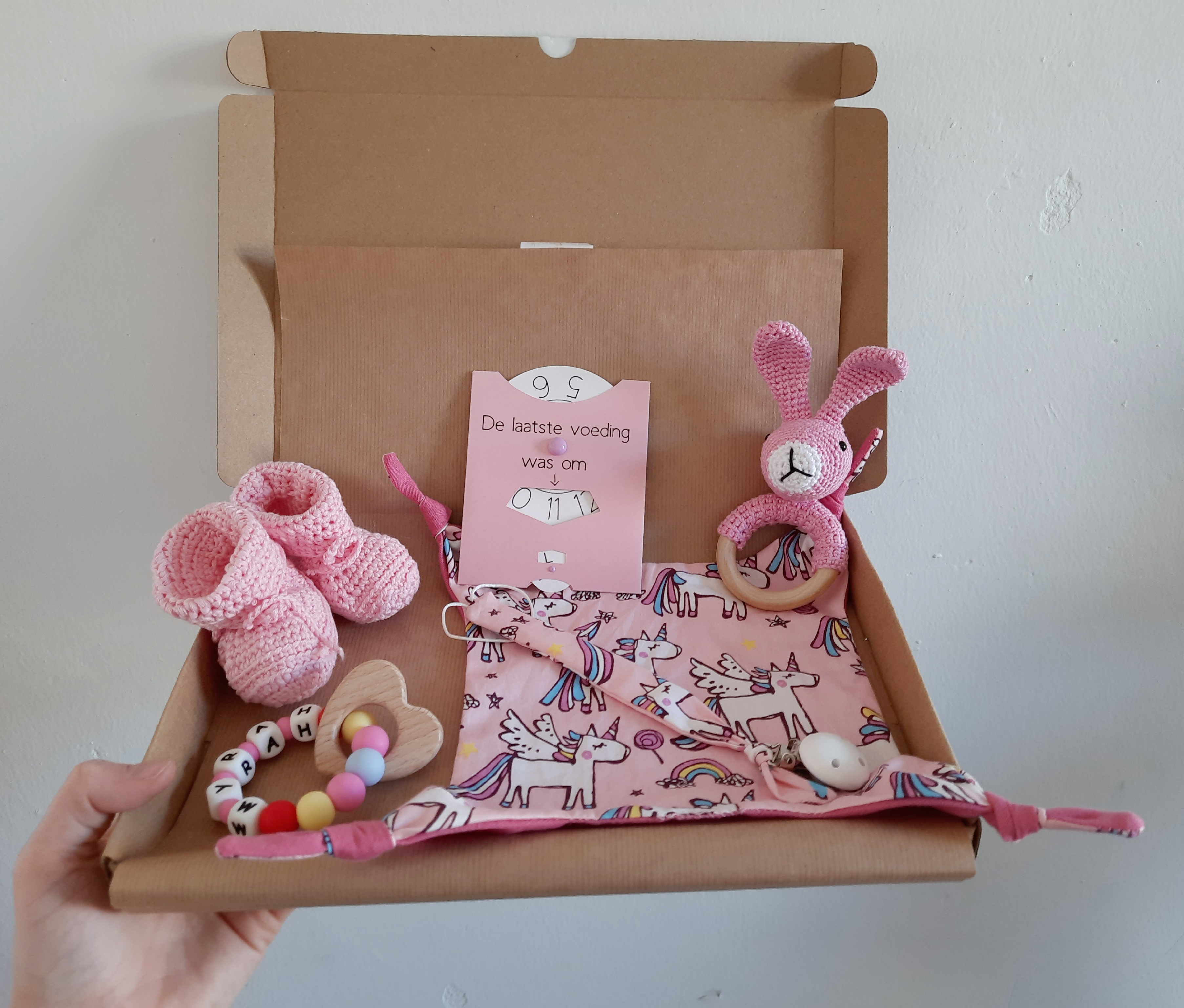 Bijtring, speenkoord, speendoek groot, babyslofjes, voedingskaart en rammelaar