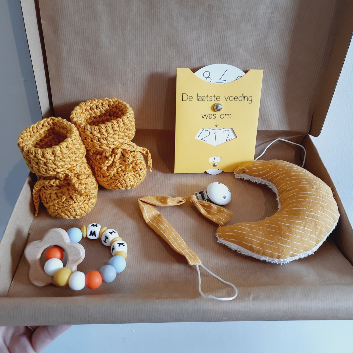 Bijtring, speenkoord, speendoekje, babyslofjes en voedingskaart