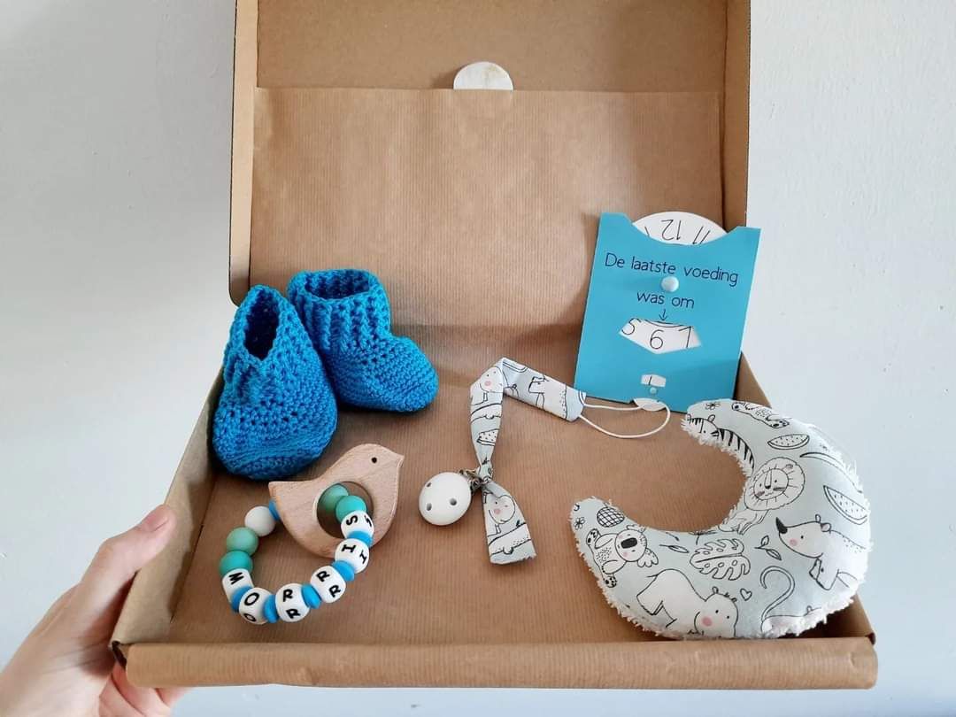 Bijtring, speenkoord, speendoekje, babyslofjes en voedingskaart