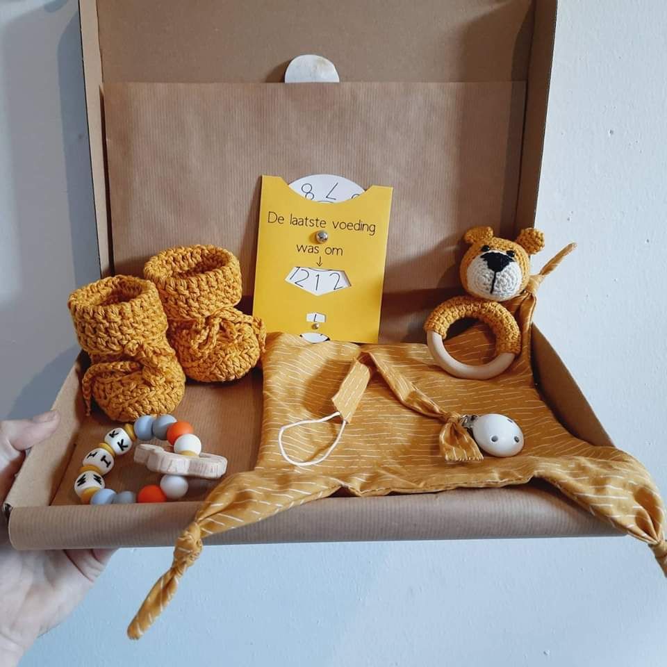 Bijtring, speenkoord, speendoek groot, babyslofjes, voedingskaart en rammelaar